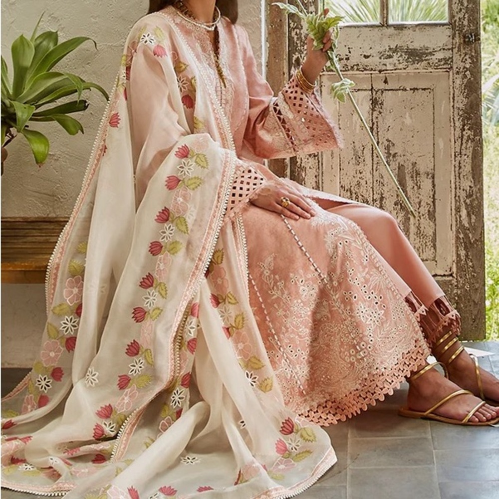 ❌SOLD❌Suffuse by sana yasir NAYLA luxury lawn 23